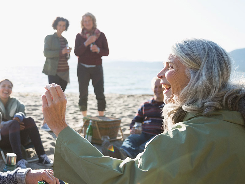 Menschengruppe bei Picknick am Strand – Das Einmaleins der Inkontinenzberatung – HARTMANNCAMPUS